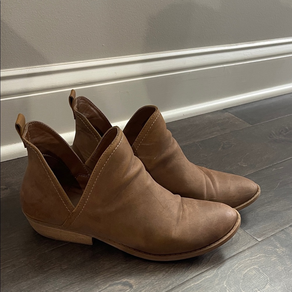 Universal Thread Tan Ankle Booties